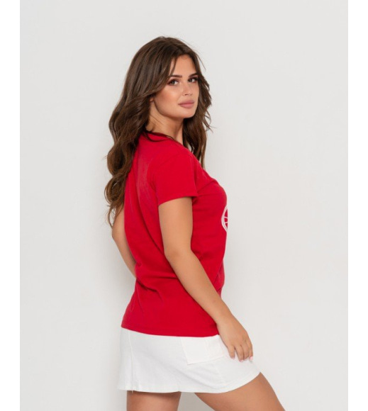 Трикотажная красная футболка с блестящим белым принтом
