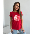 Червона бавовняна футболка з квітковим малюнком