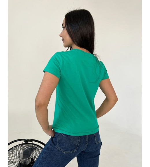 Зеленая трикотажная футболка с цветочком