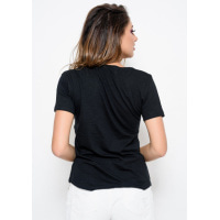Черная трикотажная футболка с принтом на груди, украшенным кисточками и стразами