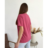 Темно-рожева трикотажна футболка з написами