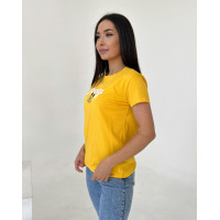 Желтая футболка с декором-нашивкой
