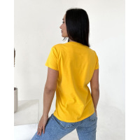 Желтая футболка с декором-нашивкой