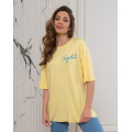 Желтая удлиненная футболка с надписью