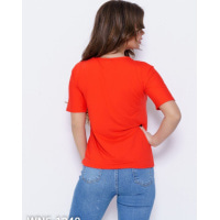 Красная трикотажная футболка с ярким принтом