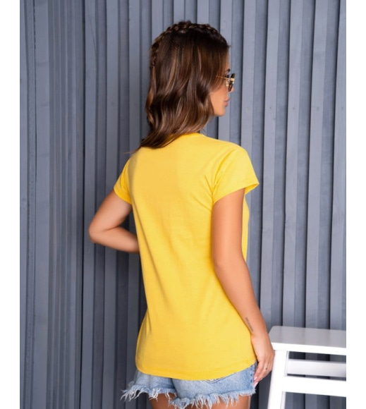 Желтая хлопковая футболка с небольшой надписью