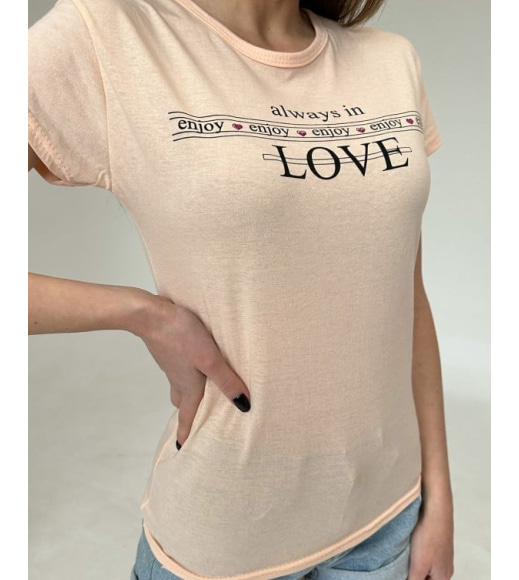 Персиковая трикотажная футболка с надписями