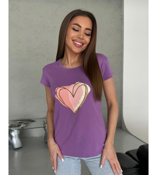 Сиреневая трикотажная футболка с крупным сердцем