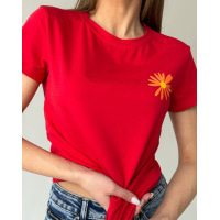 Красная трикотажная футболка с цветочком