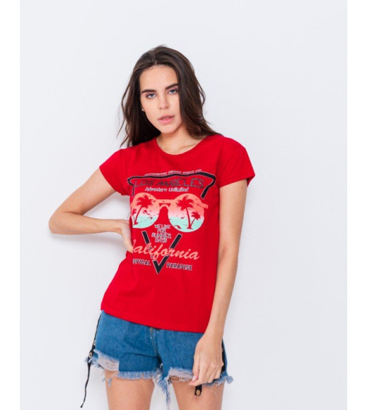Тонкая красная футболка с летним принтом