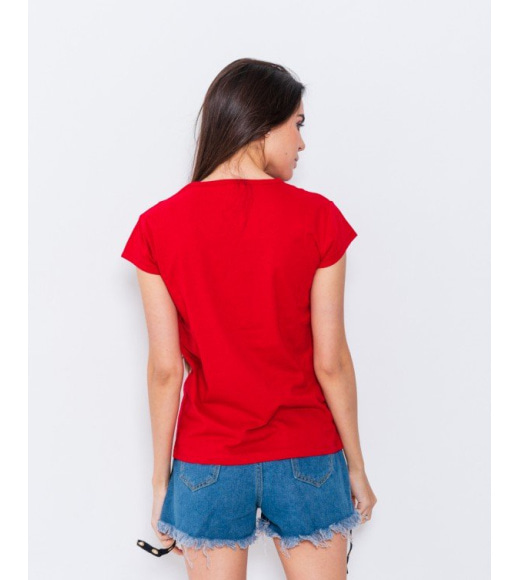 Тонкая красная футболка с летним принтом