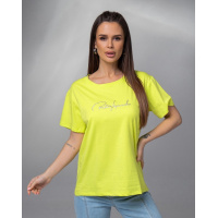 Салатовая футболка с блестящей надписью