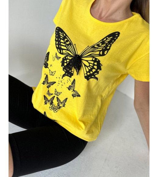 Желтая футболка с принтом и кружевной бабочкой