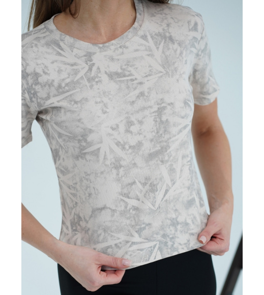 Светло-бежевая принтованная футболка в рубчик