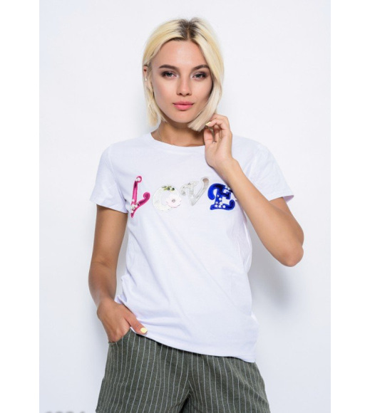 Белая летняя трикотажная футболка с нашивками LOVE в пайетках, бусинах и стразах