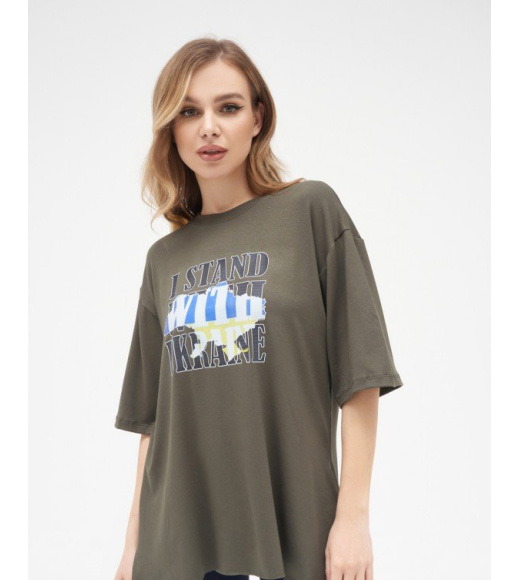 Трикотажна асиметрична футболка кольору хакі з принтом та розрізами