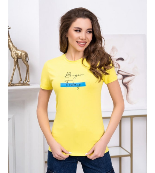 Жовта трикотажна футболка з написом