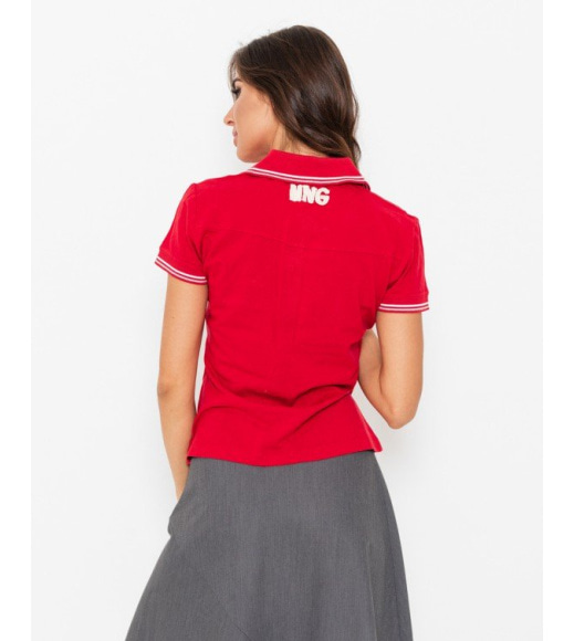 Красная футболка-поло с нашивками