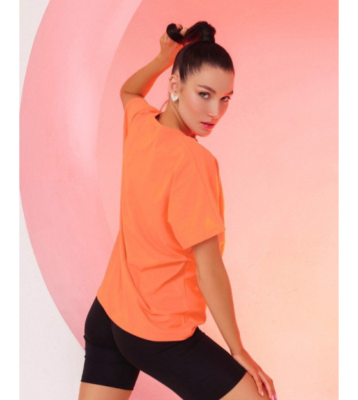 Персиковая трикотажная футболка с ярким принтом