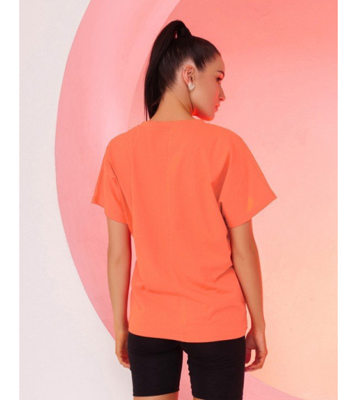 Персикова трикотажна футболка з яскравим принтом