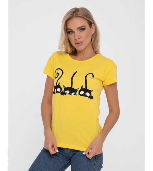 Желтая трикотажная футболка с кошачьим принтом