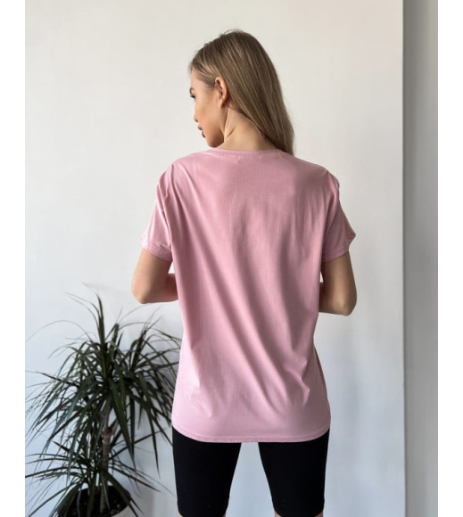 Розовая футболка оверсайз с нашивкой