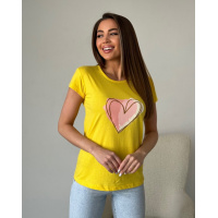 Желтая трикотажная футболка с крупным сердцем