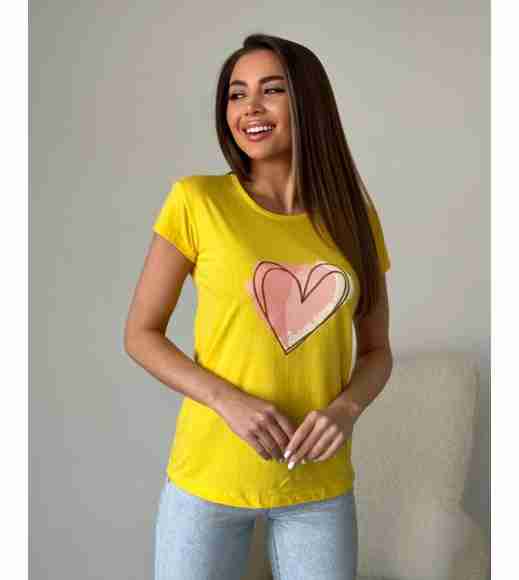 Жовта трикотажна футболка з великим серцем