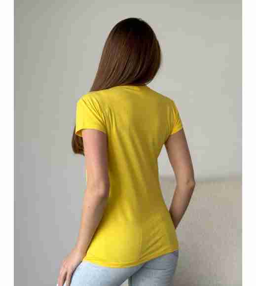 Желтая трикотажная футболка с крупным сердцем
