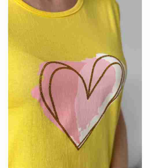 Желтая трикотажная футболка с крупным сердцем