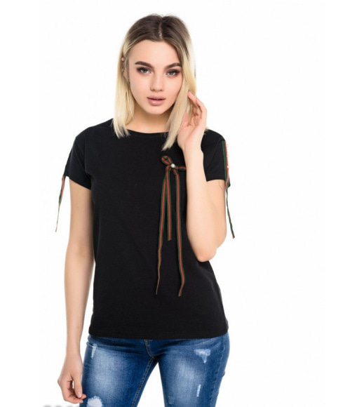 Черная футболка с декором из длинных лент и бусин