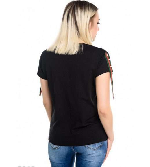 Черная футболка с декором из длинных лент и бусин