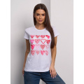 Белая трикотажная футболка с принтом-сердечками