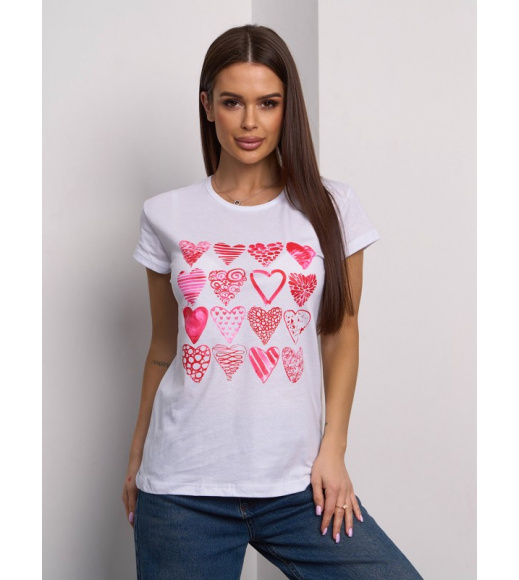 Белая трикотажная футболка с принтом-сердечками