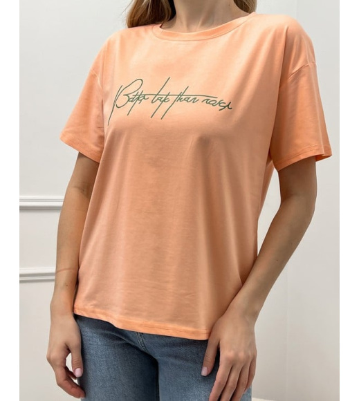 Персиковая эластичная футболка с надписью
