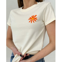 Бежевая трикотажная футболка с цветочком