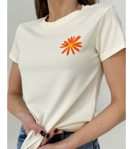 Бежева трикотажна футболка з квіточкою