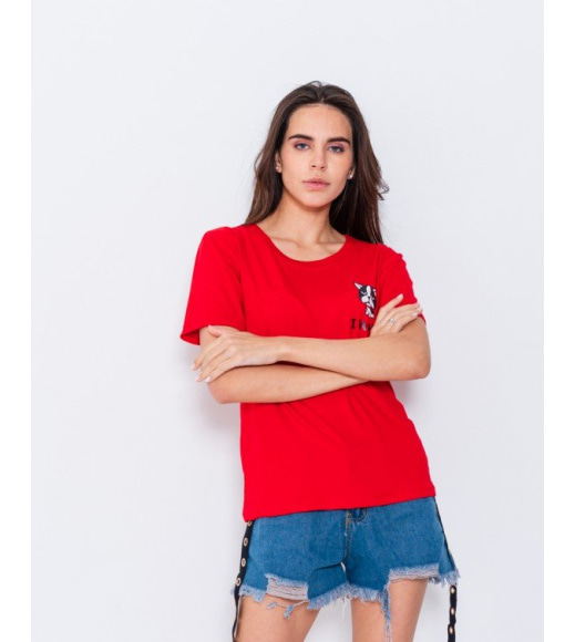 Красная тонкая футболка с небольшим принтом