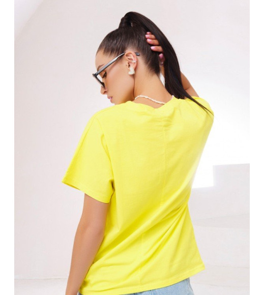 Желтая трикотажная футболка с ярким принтом