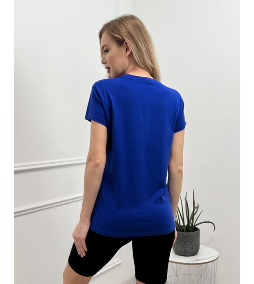 Синяя футболка с декором-нашивкой
