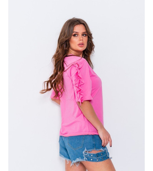 Розовая трикотажная футболка с воланами на рукавах