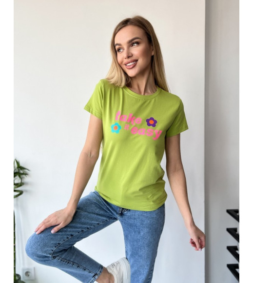 Салатова футболка з яскравим принтом