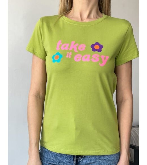 Салатова футболка з яскравим принтом