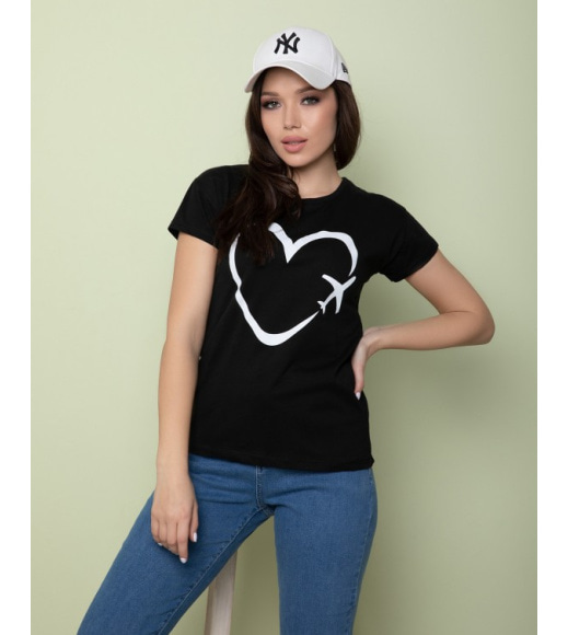 Черная трикотажная футболка с принтом-сердцем