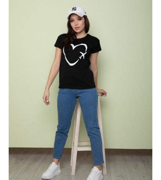 Чорна трикотажна футболка з принтом-серцем