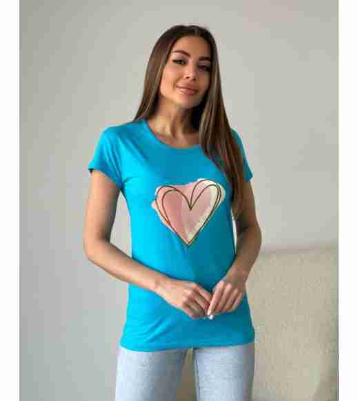 Голубая трикотажная футболка с крупным сердцем