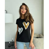 Черная трикотажная футболка с блестящими сердцами