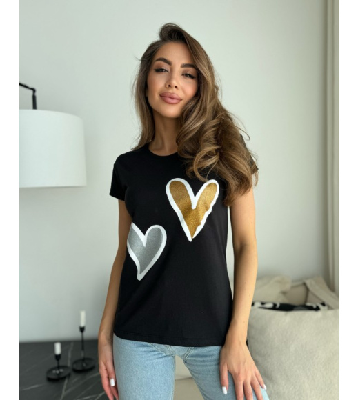 Черная трикотажная футболка с блестящими сердцами
