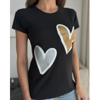 Черная трикотажная футболка с блестящими сердцами