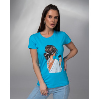 Голубая хлопковая футболка с ярким рисунком